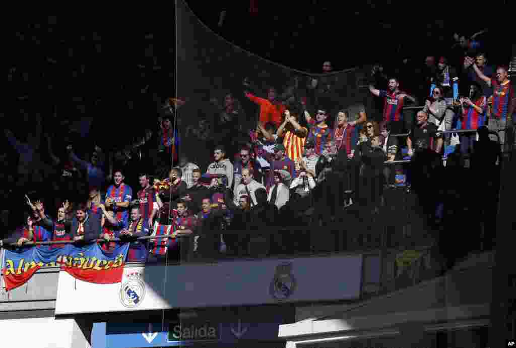 Les fans de Barcelone dans les tribunes lors du match de football de la Liga espagnole entre le Real Madrid et Barcelone au stade Santiago Bernabeu de Madrid, Espagne, le 23 décembre 2017.