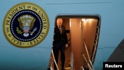 Presidenti Biden bisedoi me gazetarët pas mbërritjes në Gjermani (Berlin, 17 tetor 2024)