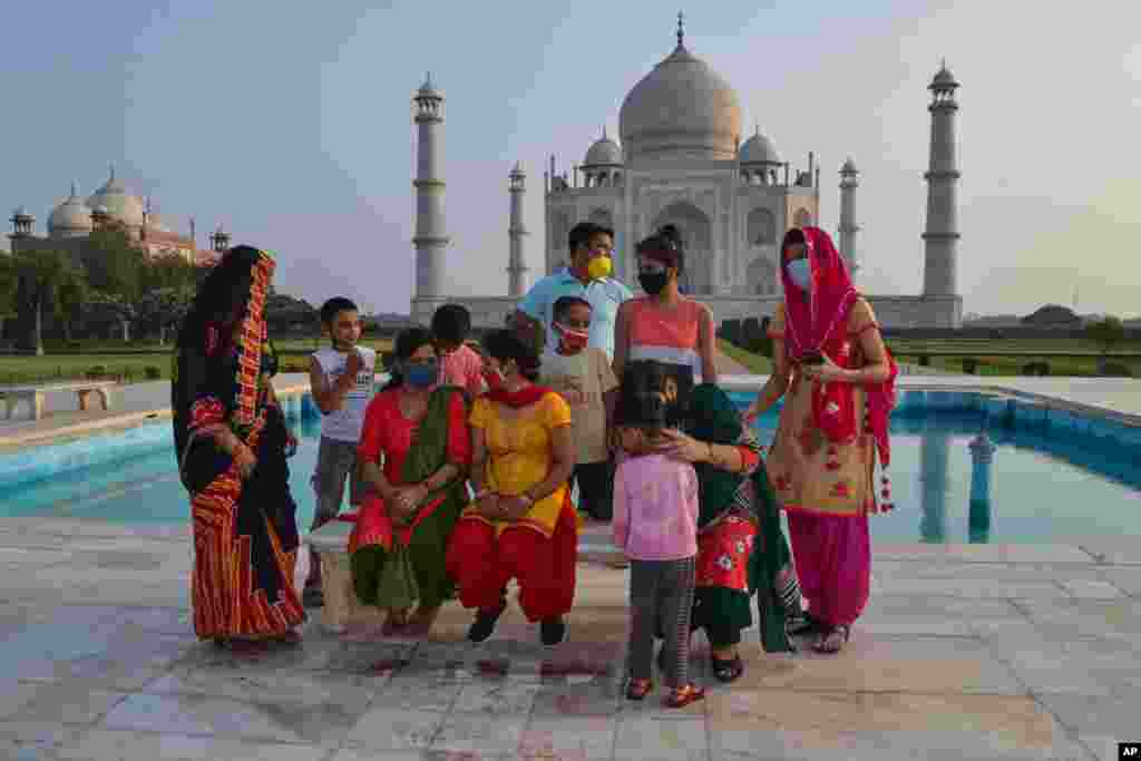 Turistlər Hindistanın Tac Mahal məqbərəsini ziyarət edir