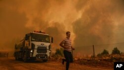 آتش‌سوزی جنگلی در روستایی در استان آنتالیا، ترکیه - ۱۰ مرداد ۱۴۰۰