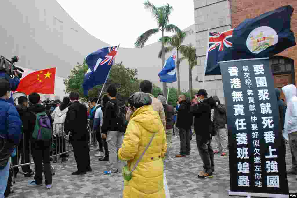 反對及歡迎大陸遊客的團體在尖沙咀鐘樓集會，互相對罵