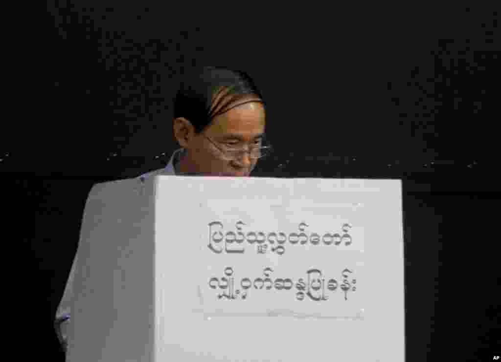 နိုင်ငံတော်သမ္မတ ဦးဝင်းမြင့် ဆန္ဒမဲပေးရန် အချက်အလက်ဖြည့်နေစဉ်။ (နိုဝင်ဘာ ၃၊ ၂၀၁၈)