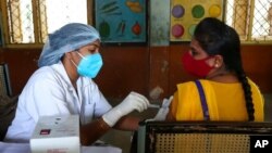အိန္ဒိယနိုင်ငံမှာ ကိုဗစ်ကာကွယ်ဆေး Covishield ထိုးနှံပေးနေတဲ့မြင်ကွင်း။ (ဇွန် ၂၉၊ ၂၀၂၁)