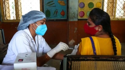 Nhân viên y tế tiêm vaccine ngừa COVID-19 ở thành phố Hyderabad, Ấn Độ, ngày 29 tháng 6, 2021. 