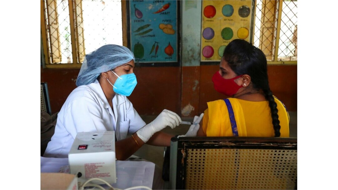Seorang petugas kesehatan memberikan vaksin Covishield selama program vaksinasi khusus melawan COVID-19 di Hyderabad, India, 29 Juni 2021. (Foto: AP)