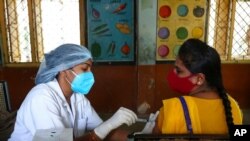 Seorang petugas kesehatan menyuntikkan vaksin COVID-19 kepada seorang perempuan di Hyderabad, India, Selasa, 29 Juni 2021. 