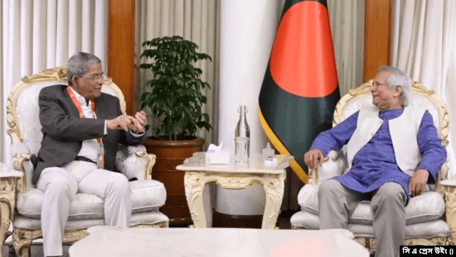 প্রধান উপদেষ্টা ড. ইউনূসের সঙ্গে বিএনপি মহাসচিব মির্জা ফখরুল ইসলাম আলমগীর। ১০ ফেব্রুয়ারি, ২০২৫।