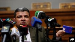 Luis Parra, de 41 años, fue coordinador del partido Primero Justicia (PJ), una de las fuerzas opositoras con mayor presencia en el Parlamento, hoy es el presidente de la Asamblea Nacional.