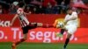 Inigo Lekue de l'Athletic Bilbao, à gauche, en duel avec Nolito du Séville FC lors d'un match de Liga, Espagne, le 3 mars 2018.