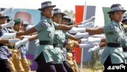 ঢাকায় দেশের ৩৬তম স্বাধীনতা দিবস উদযাপনের সময় বাংলাদেশের নারী পুলিশ সদস্যরা মার্চ পাস্ট করছেন। ২৬ মার্চ ২০০৭। (ছবি-এএফপি/ফারজানা কে. গোধুলি) 