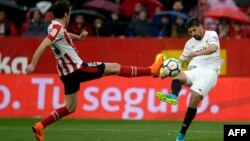 Inigo Lekue de l'Athletic Bilbao (G) en duel avec Nolito du FC Séville lors du match FC Séville-AC Bilbao, Espagne, le 3 mars 2018.