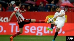 Le défenseur de l'Athletic Bilbao, Inigo Lekue, à gauche, en duel avec Nolito de Séville, le 3 mars 2018.