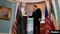 Wezîrê Derve yê Amerîkayê Marco Rubio ligel hevtayê xwe yê Kuweytî Şêx Cerah Cabir al Ehmed Al Sebah li Washington.