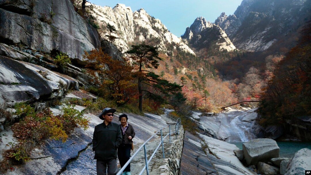 Turis lokal berjalan di jalan setapak di Gunung Kumgang, yang dikenal sebagai Gunung Berlian, di Korea Utara, 23 Oktober 2018. (Foto: AP)