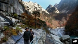 Turis lokal berjalan di jalan setapak di Gunung Kumgang, yang dikenal sebagai Gunung Berlian, di Korea Utara, 23 Oktober 2018. (Foto: AP)