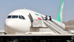 Penumpang turun dari pesawat milik maskapai Iran "Mahan Air" di bandara Kabul (15/9).