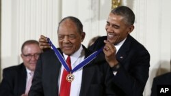 Presiden AS Barack Obama memberikan penghargaan Medal of Freedom kepada mantan atlet bisbol Willie Mays dalam upacara di Gedung Putih (24/11). (AP/Evan Vucci)