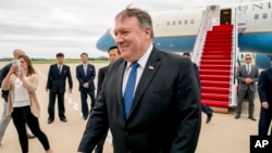 Menlu AS, Mike Pompeo, tiba di Bandara Internasional Sunan, Pyongyang, Korea Utara, Jumat, 6 Juli 2018 (foto: AP Photo/Andrew Harnik, Pool)