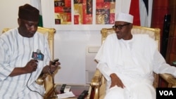 Shugaban Najeriya Muhammadu Buhari (dama) a tattaunawarsu da Aliyu Mustapha na VOA