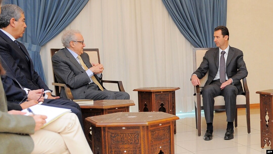 Presiden Suriah Bashar al-Assad (kanan) menerima utusan PBB-Liga Arab Lakhdar Brahimi di Damaskus hari Rabu (30/10). 