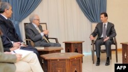 Presiden Suriah Bashar al-Assad (kanan) menerima utusan PBB-Liga Arab Lakhdar Brahimi di Damaskus hari Rabu (30/10). 