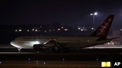 Un avión con tres ciudadanos estadounidenses, Mark Swidan, Kai Li y John Leung, que estuvieron presos durante años en China, llega a la Base Conjunta San Antonio Lackland, en San Antonio, Texas, el miércoles 27 de noviembre de 2024. (Foto AP/Eric Gay)