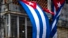 ARCHIVO - Una bandera cubana ondea en la ventana de la casa del opositor Yunior García Aguilera en La Habana, el 15 de noviembre de 2021.