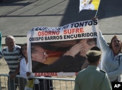 Manifestantes en Temuco, Chile, protestan contra el sacerdote Fernando Karadima y su protector Juan Barros, obispo de Osorno, durante la visita del papa Francisco. Enero 17 de 2018.