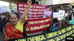 Korban selamat tragedi Bhopal di India, memprotes keikutsertaan perusahaan Dow Chemical dalam mensponsori Olimpiade London 2012 (2/12).