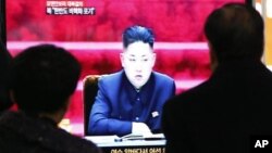 Warga menyaksikan televisi yang menayangkan pemimpin Korea Utara, Kim Jong-un di stasiun kereat di Seoul, Korea Selatan (Foto: dok). Korut mengeluarkan ancaman baru terhadap Korsel dan sekutunya terkait sanksi terbaru DK PBB.