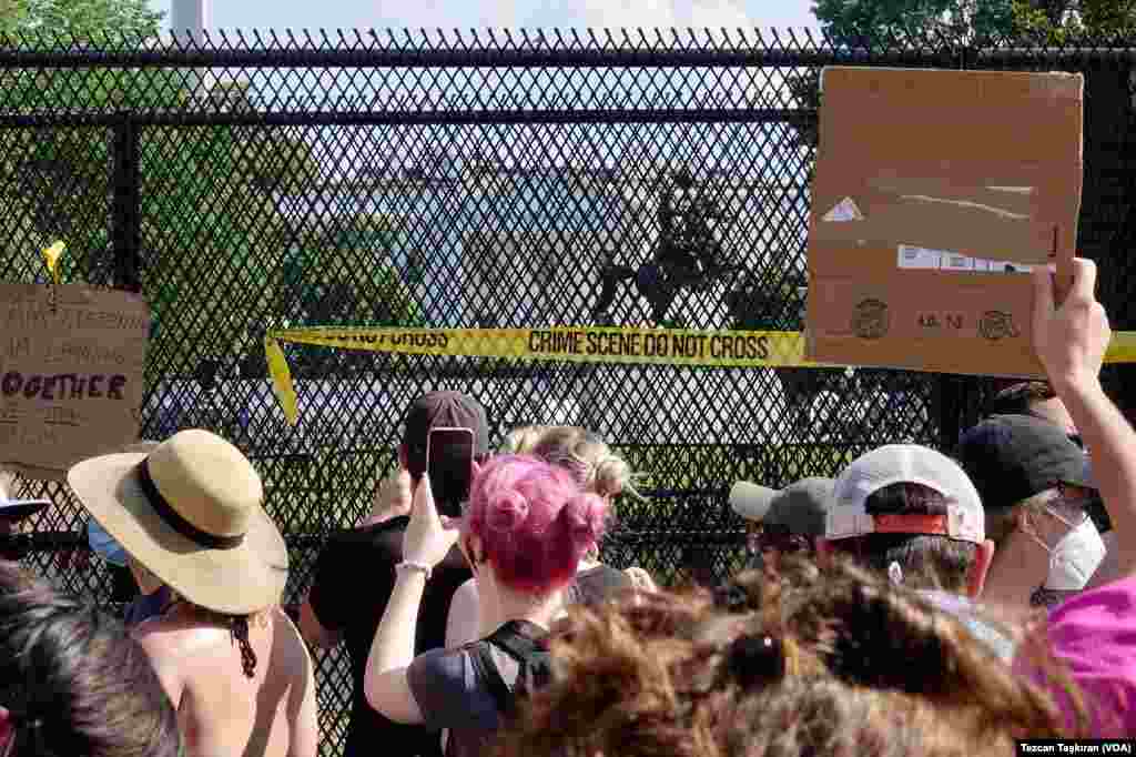 Göstericiler, Beyaz Saray çevresine çekilen çitin üzerinde &#39;suç mahali&#39; yazılı bant astı