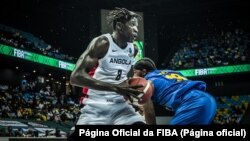 Jilson Bango, da selecção de Angola, no jogo contra o Ruanda, Afrobasket 2021, 26 de Agosto de 2021