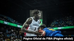 Jilson Bango, da selecção de Angola, no jogo contra o Rwanda, Afrobasket 2021, 26 de Agosto de 2021
