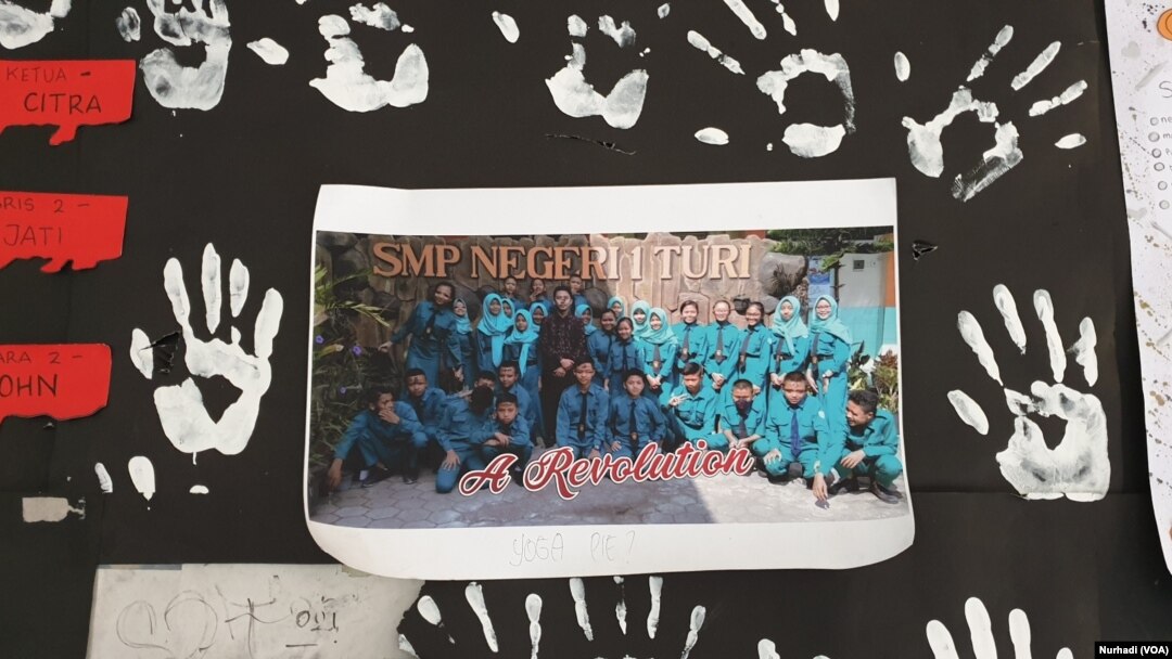 Sebuah foto terpampang di dinding kelas 8A SMPN 1 Turi, salah satu siswi kelas ini, Nur Azizah turut menjadi korban meninggal. (Foto: Nurhadi)