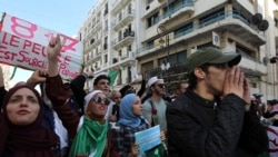 Des manifestants dans les rues contre la présidentielle