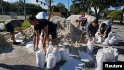 Lokalni stanovnici pune vreće s pijeskom pripremajući se za tropsku oluju IdaliaFlorida, 28. augusta 2023.