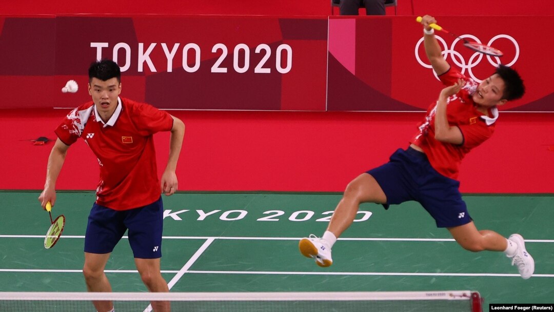 Huang Dongping dan Wang Yilyu dari China beraksi selama pertandingan melawan Mark Lamsfuss dan Isabel Herttrich dari Jerman, Tokyo, Jepang, 24 Juli 2021. (Foto: REUTERS/Leonhard Foeger)