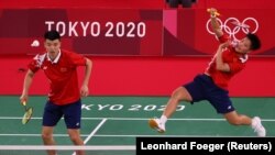 Huang Dongping dan Wang Yilyu dari China beraksi selama pertandingan melawan Mark Lamsfuss dan Isabel Herttrich dari Jerman, Tokyo, Jepang, 24 Juli 2021. (Foto: REUTERS/Leonhard Foeger)