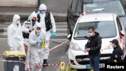 Pakar forensik tengah memeriksa sekitar lokasi serangan penikaman di dekat bekas kantor surat kabar satiris Charlie Hebdo, di Paris, Perancis 25 September 2020. (REUTERS / Gonzalo Fuentes)