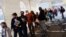 Una fila de personas esperan para vacunarse contra el COVID-19 durante una campaña de vacunación para mayores de 60 años en la Ciudad de México. [Archivo]