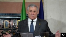 El ministro de Asuntos Exteriores italiano, Antonio Tajani, y su homólogo israelí, Gideon Saar, ofrecen una conferencia de prensa al final de su reunión en Roma, el martes 14 de enero de 2025.