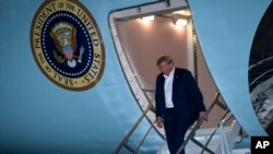 El presidente de EE.UU. Donald Trump desciende del avión presidencial Air Force One en la Base Aérea Andrews en Maryland, el 7 de septiembre de 2018.