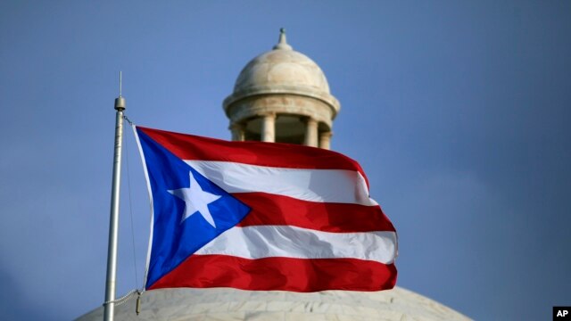 La bandera de Puerto Rico ondea frente al Capitolio de San Juan.