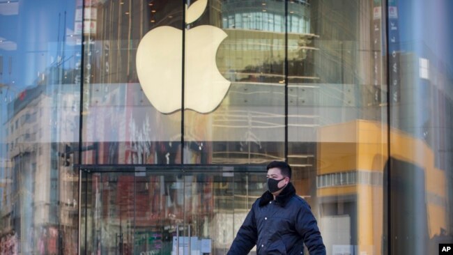 一名男子戴着口罩经过一家因新冠疫情暂时关闭的苹果店。(2020年2月4日)