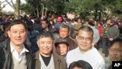 贵州维权人士在人民广场，陈西为右二穿白衣者