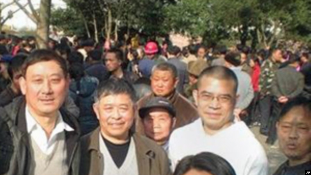 贵州维权人士在人民广场，陈西为右二穿白衣者