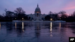 ARSIP – Foto yang diambil tanggal 9 Februari 2018 menampilkan kubah Gedung Capitol saat matahari terbit di Washington, D.C. (foto: AP Photo/Andrew Harnik, Arsip)