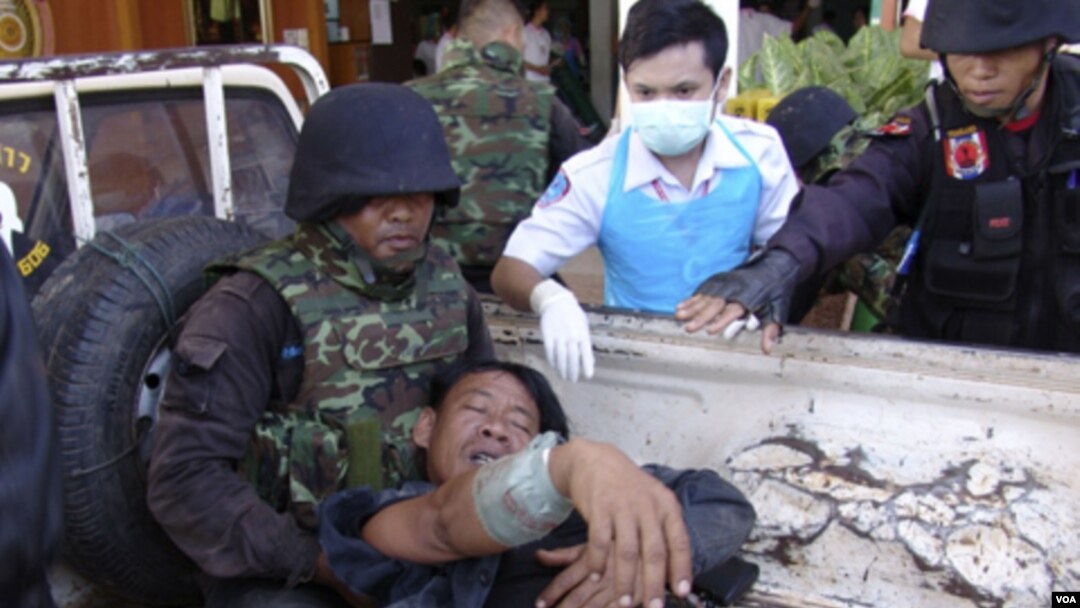 Seorang tentara Thailand yang terluka dalam pertempuran dibawa ke rumah sakit di provinsi Surin (22/4).