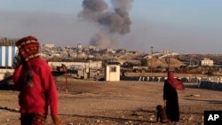 Una columna de humo se levanta tras un ataque aéreo israelí sobre edificios cerca del cerco fronterizo entre Egipto y Rafah, en el sur de la Franja de Gaza, el martes 7 de mayo de 2024. 
