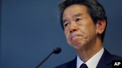 CEO Toshiba, Hisao Tanaka mengumumkan pengunduran dirinya di kantor pusat Toshiba di Tokyo, Selasa (21/7).